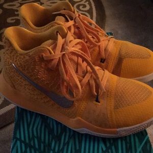 Nike boys Kyrie 3 youth